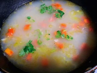 冬瓜虾米汤,煮至冬瓜透明状放入盐和味精调味均匀撒上葱花和香菜即可出锅享用
