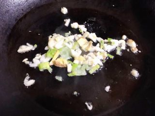 冬瓜虾米汤,锅中倒入底油加热放入葱姜蒜爆香