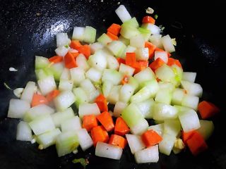 冬瓜虾米汤,放入胡萝卜快速翻炒至冬瓜微微变色