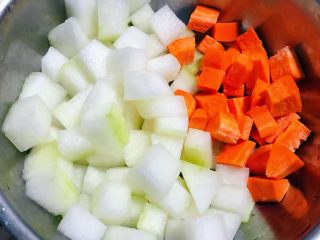 冬瓜虾米汤,冬瓜去皮洗净和胡萝卜切成小块状