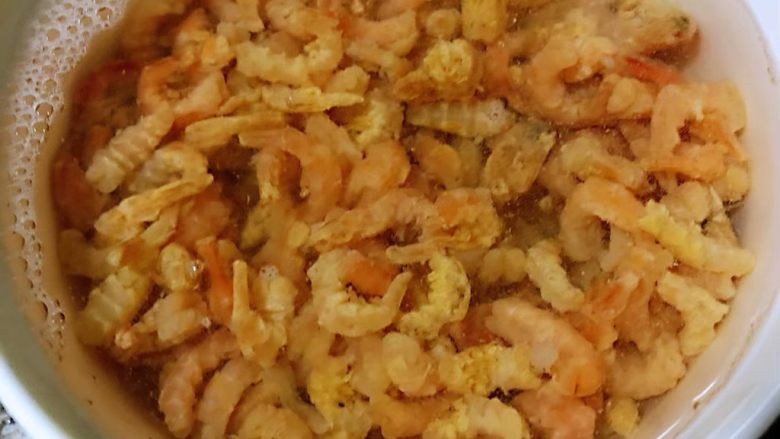 冬瓜虾米汤,鲜虾米用温水浸泡五分钟
