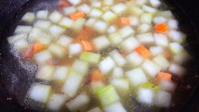 冬瓜虾米汤,添加适量清水或高汤大火煮起来