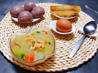 冬瓜虾米汤,搭配鸡蛋、炸鱼、杂粮馒头就是标配早餐