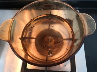 蒜苗炒腊肠,锅中加水，放入1g盐，2滴油，搅拌均匀，大火煮开
