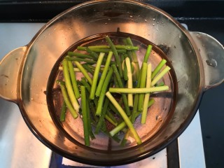 蒜苗炒腊肠,水煮开后，放入蒜苗，烧水1分钟，捞出