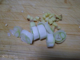 冬瓜虾米汤,葱、姜切碎