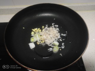 冬瓜虾米汤,锅中放入适量油，放入葱、姜、虾米