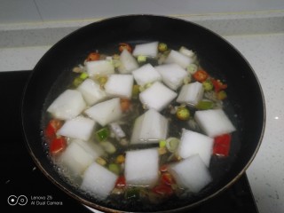 冬瓜虾米汤,放入冬瓜翻炒均匀，加入清水