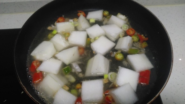 冬瓜虾米汤,放入冬瓜翻炒均匀，加入清水