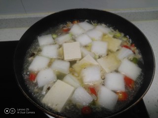 冬瓜虾米汤,水开后放入豆腐