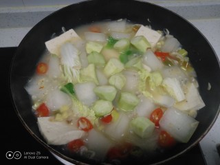 冬瓜虾米汤,转中火煮8分钟，放入丝瓜