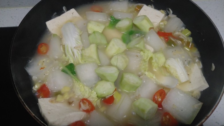 冬瓜虾米汤,转中火煮8分钟，放入丝瓜