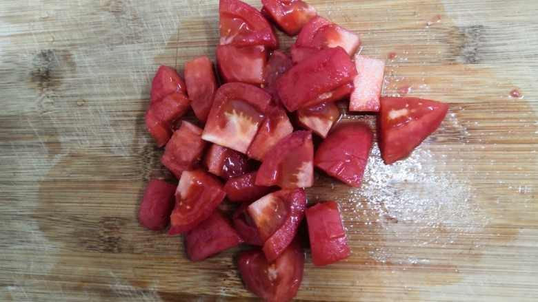 冬日暖心菜—西红柿虾皮热汤面,把去皮的西红柿，切成小块，备用