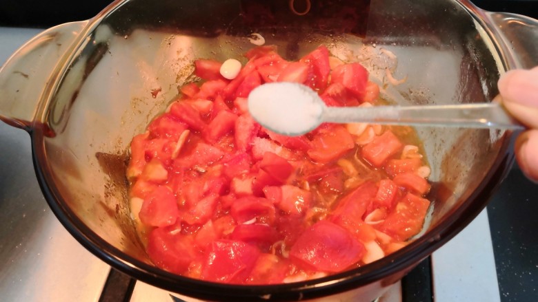 冬日暖心菜—西红柿虾皮热汤面,再加入5克盐