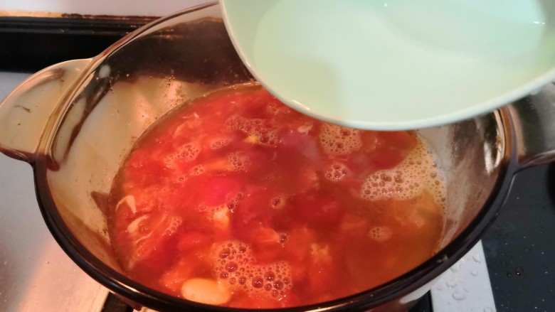 冬日暖心菜—西红柿虾皮热汤面,西红柿出汁后，加入水，大火烧开