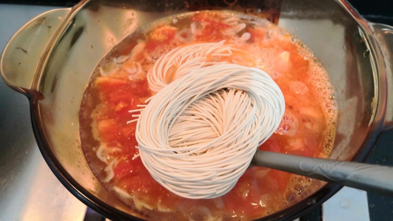 冬日暖心菜—西红柿虾皮热汤面,烧开后，把干面放入锅中