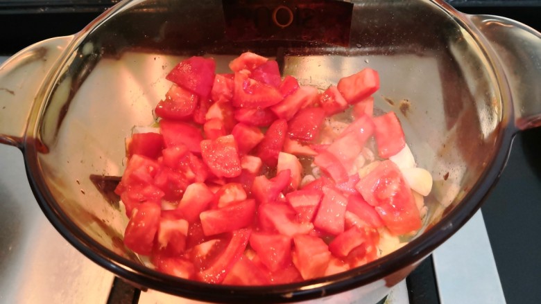 冬日暖心菜—西红柿虾皮热汤面,翻炒好虾皮后，倒入西红柿块