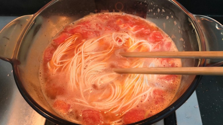 冬日暖心菜—西红柿虾皮热汤面,面软化后，用筷子，把面划散