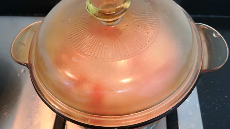 冬日暖心菜—西红柿虾皮热汤面,再次搅拌均匀后，大火烧开，烧开后，关小火焖2分钟