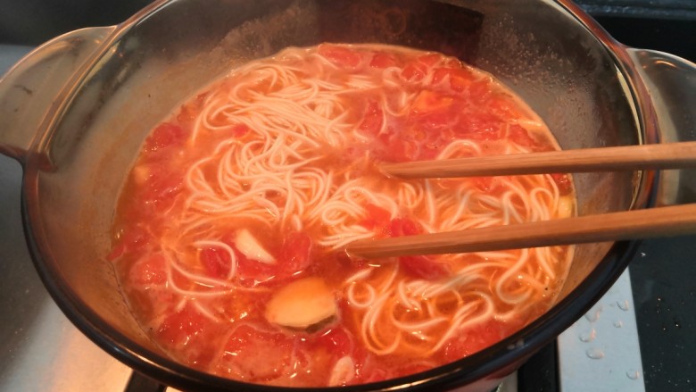 冬日暖心菜—西红柿虾皮热汤面,调味后，搅拌一下，关火盛出