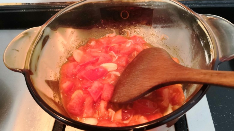 冬日暖心菜—西红柿虾皮热汤面,用铲子，把西红柿，翻炒至出汁