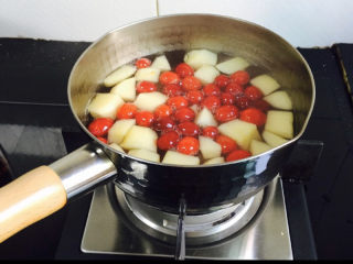 蔓越莓苹果桃胶糖水+冬日暖心菜,小火煮5分钟