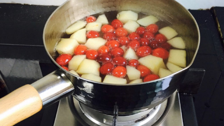 蔓越莓苹果桃胶糖水+冬日暖心菜,小火煮5分钟