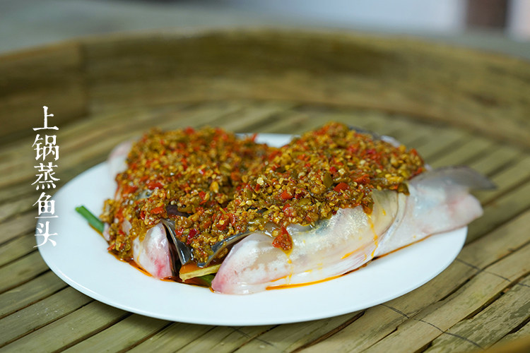 鲜辣剁椒,蒸锅放水置火上烧开，将鱼头上锅蒸15至20分钟。