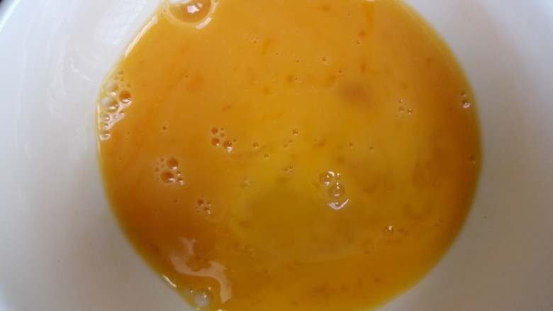 平菇 炒鸡蛋,将蛋液搅打均匀