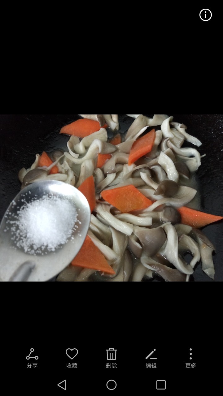 平菇 炒鸡蛋,加入一小勺盐调味