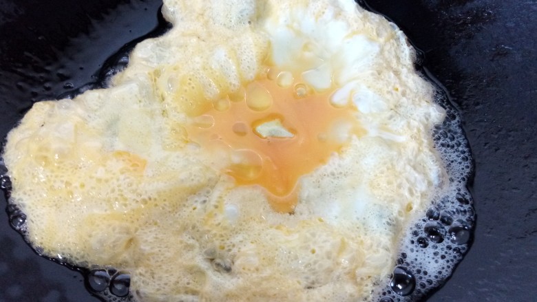 平菇 炒鸡蛋,倒入蛋液