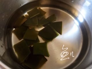 冬瓜虾米汤,锅中倒入清水，放入海带块