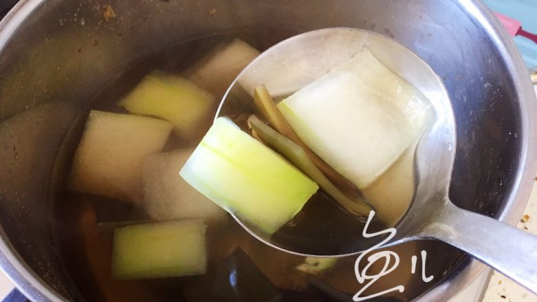冬瓜虾米汤,煮至冬瓜块有点透明