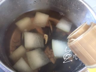 冬瓜虾米汤,倒入芝麻油