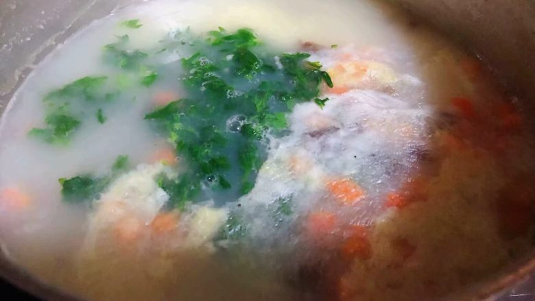 #冬日暖心菜#胡萝卜小米粥,煮至九成熟时放入芹菜叶
