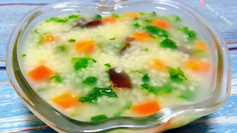 #冬日暖心菜#胡萝卜小米粥,营养丰富的胡萝卜小米粥装入容器中