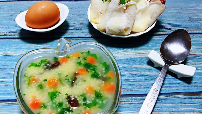 #冬日暖心菜#胡萝卜小米粥,搭配鸡蛋和鸭肉春饼就是标配的早餐