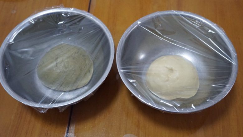 百吃不厌、高颜值的抹茶蜜豆吐司,将两个面团分别放在两个大容器中，盖上保鲜膜进行发酵。
