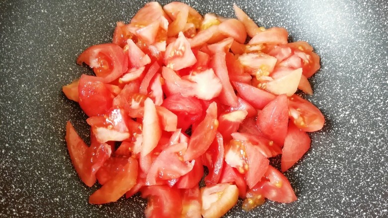 冬日暖心菜  番茄金针菇浓汤,下入番茄块。