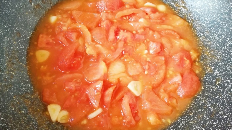 冬日暖心菜  番茄金针菇浓汤,翻炒至番茄出汁。