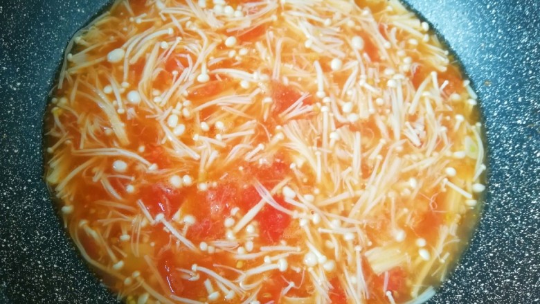 冬日暖心菜  番茄金针菇浓汤,加入适量的水烧开。