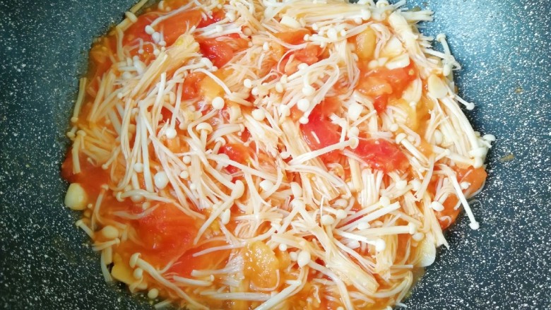 冬日暖心菜  番茄金针菇浓汤,下入金针菇翻炒至变软。