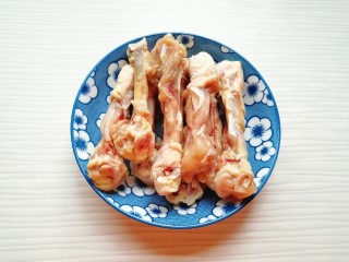 冬日暖心菜  香菇鸡汤面,鸡腿骨清洗干净。