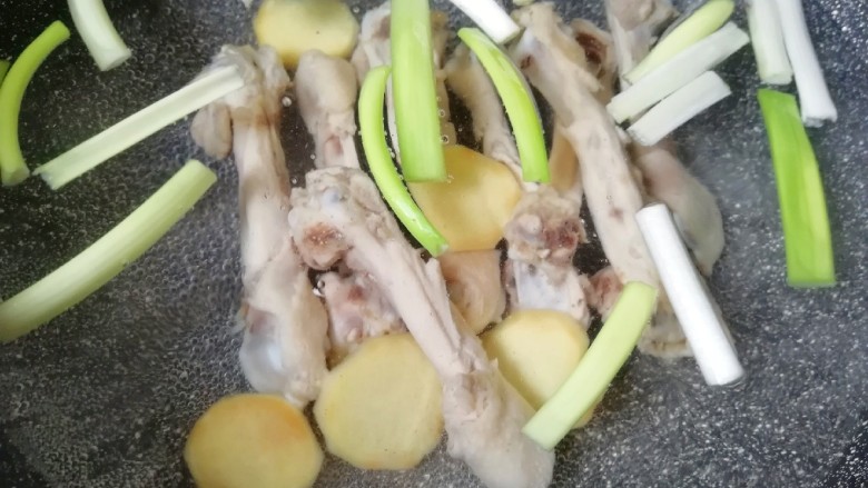 冬日暖心菜  香菇鸡汤面,焯过水的鸡腿骨用凉水冲洗干净，放入锅中，加入没过鸡腿骨的水，放入葱姜一起烧开，中小火炖半个小时。