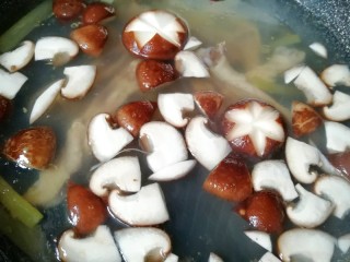 冬日暖心菜  香菇鸡汤面,半个小时以后下入香菇，放盐调味，烧开以后继续中小火炖半个小时。