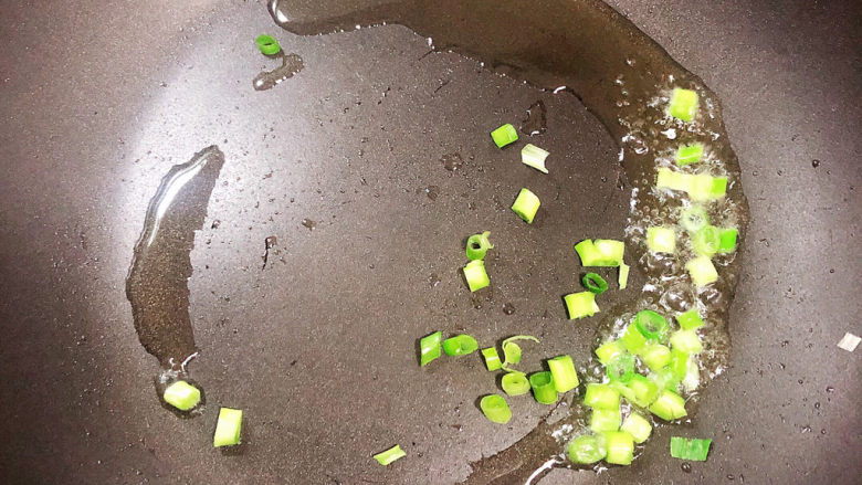 萝卜肉丸汤,锅中倒入少许油，加热至五成热，放入葱花。