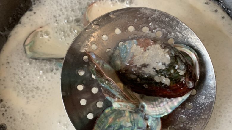 冬日暖心菜—红烧鲍鱼,捞出备用