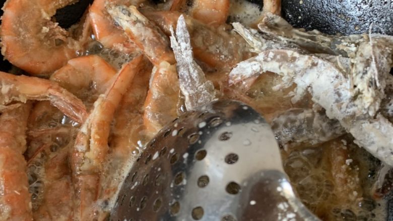 冬日暖心菜—椒盐虾,裹淀粉搅拌均匀