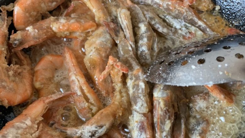 冬日暖心菜—椒盐虾,油热