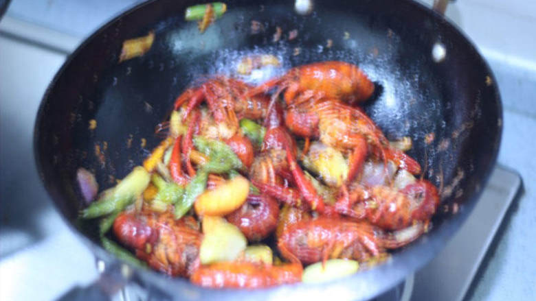 酱香麻辣香锅小龙虾,加入小龙虾炒，淋入少许的热水放蒸气上来入味到小龙虾中，继续炒一炒，最后加入蔬菜炒匀出锅。